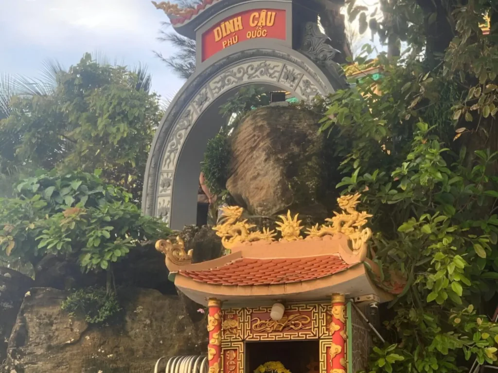 ទស្សនា Dinh Cau Cape នៅ Phú Quốc