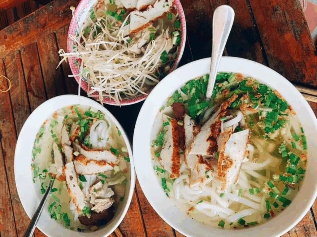 Quán bánh canh chả cá nổi tiếng Phú Quốc Thực khách thưởng thức tô bánh canh chả cá thu nổi tiếng tại Phú Quốc