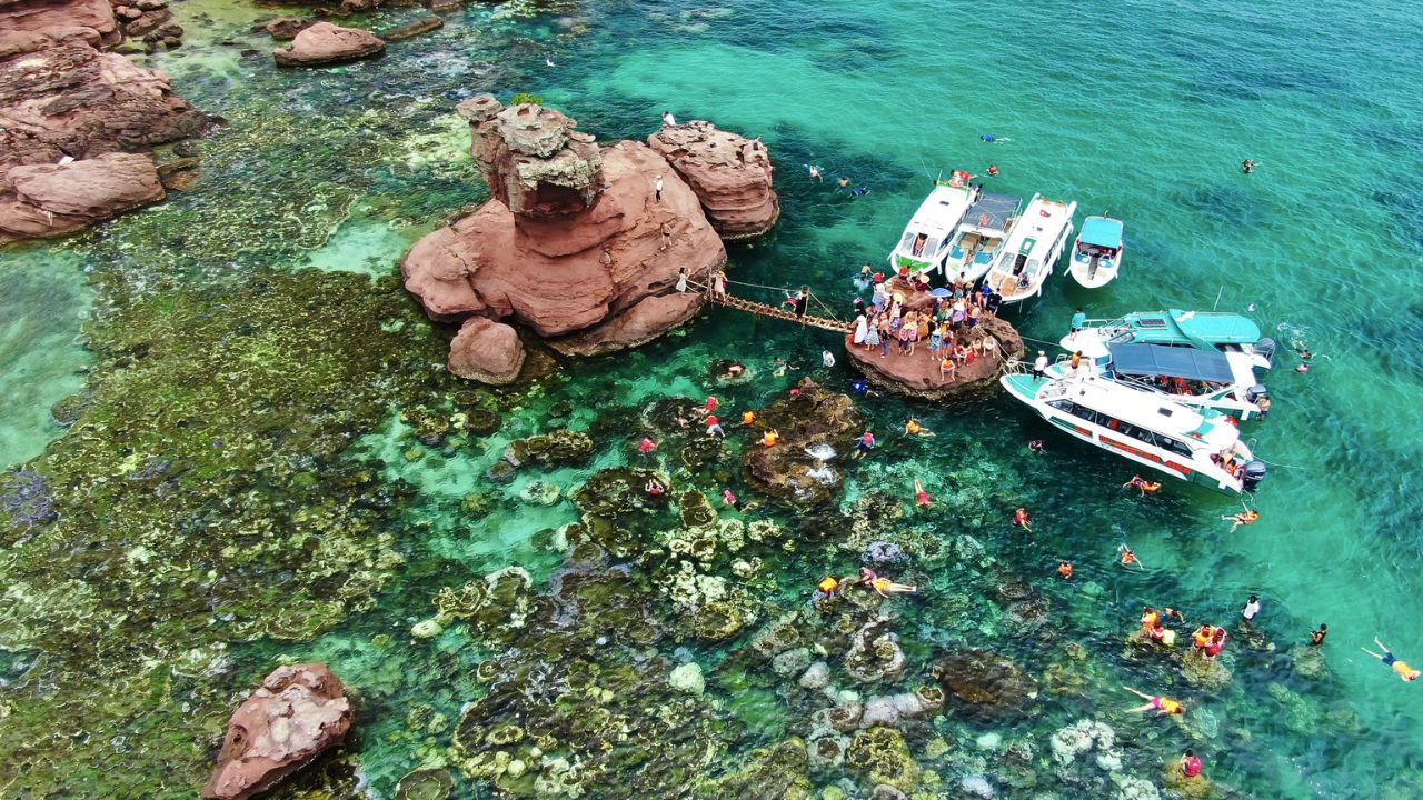 Ca nô đi đến hòn Gầm Ghì