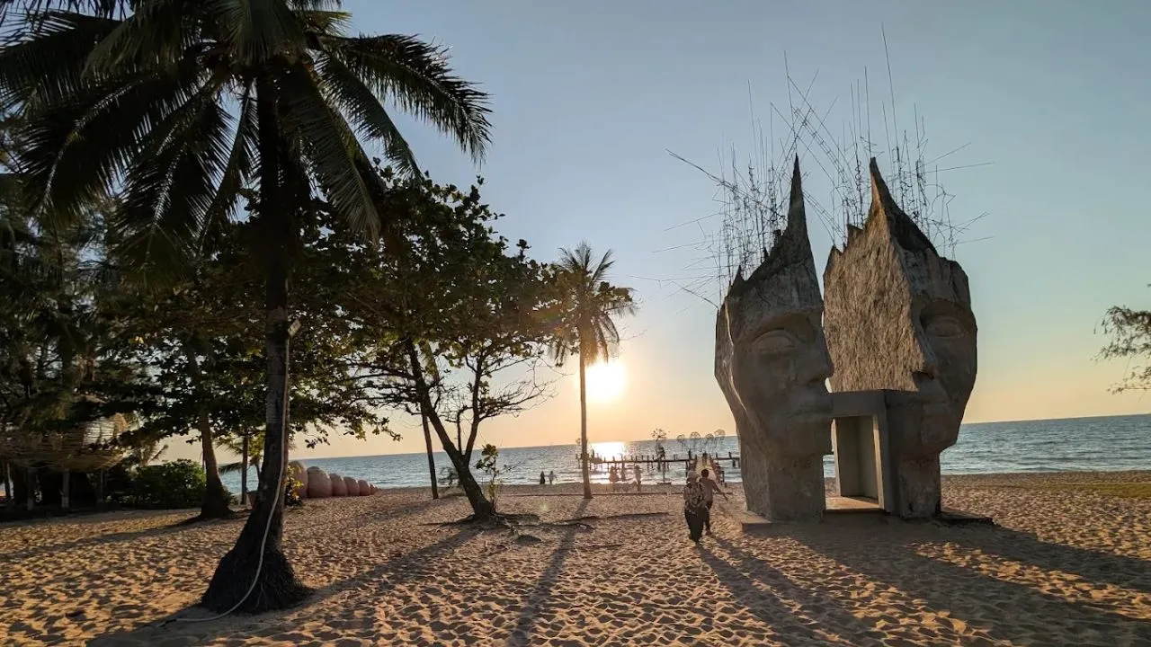The "Gateway to Heaven" at Bai Truong Phú Quốc, where visitors take photos with the ocean as a backdrop