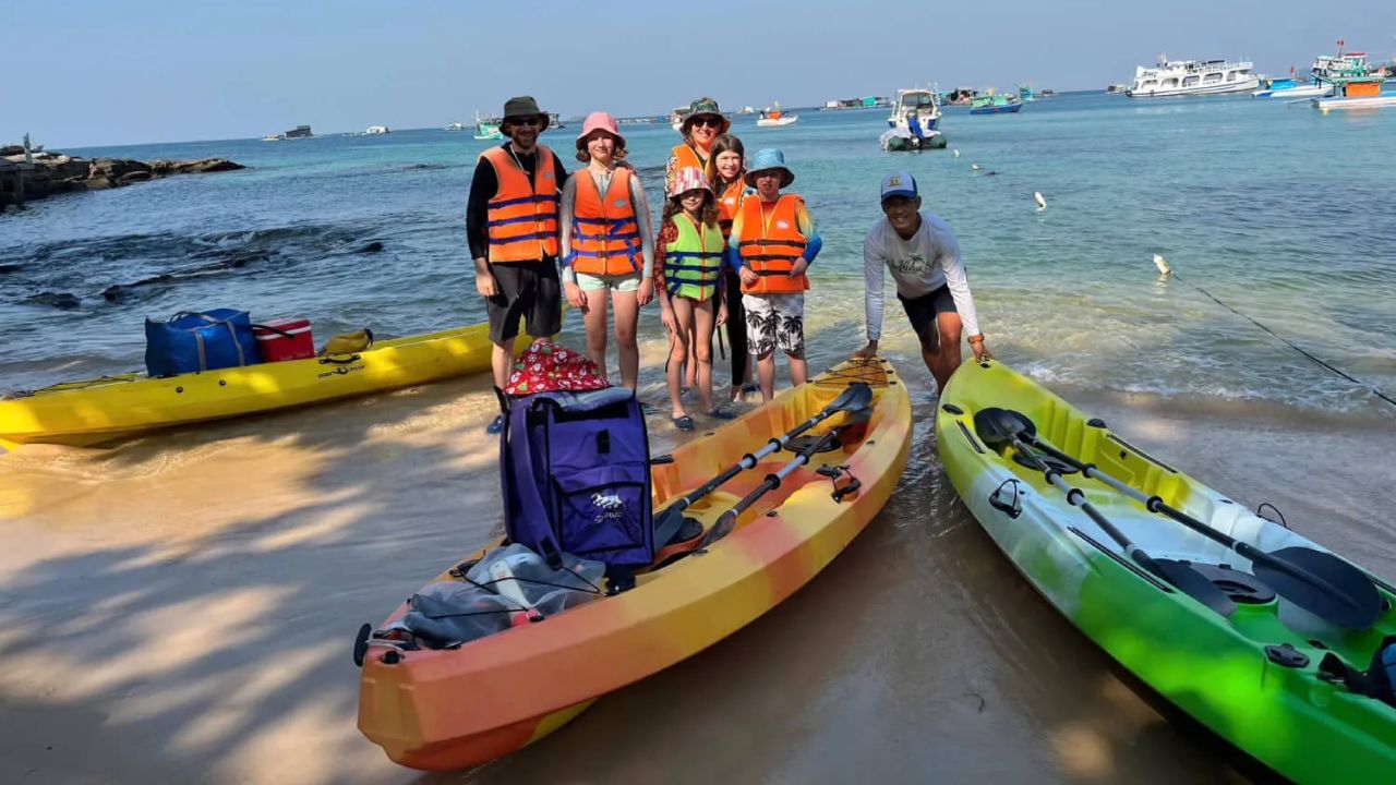 Du khách chèo thuyền kayak trên biển Bãi Trường