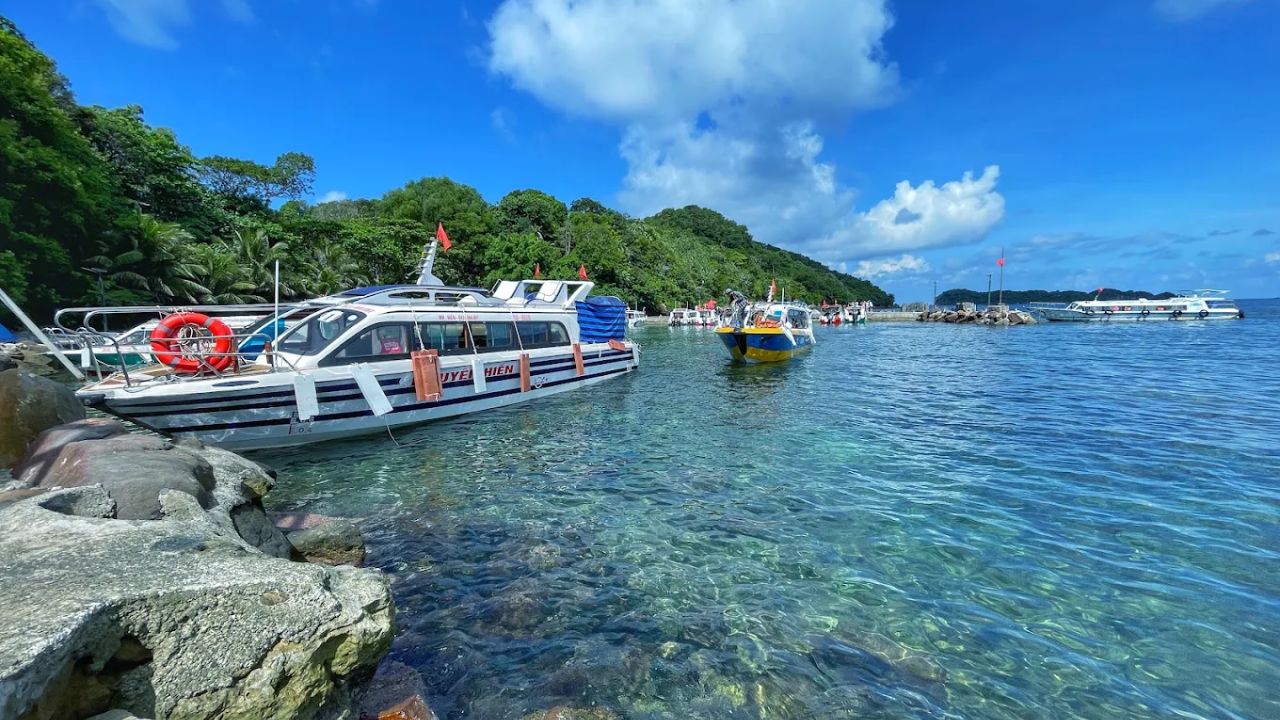 Lặn ngắm san hô ở Hòn Mây Rút