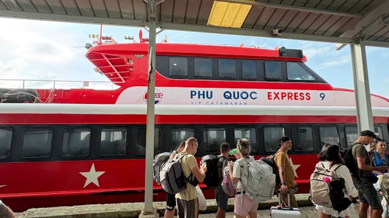 Tàu cao tốc Phú Quốc Express 9 cập bến Bãi Vòng
