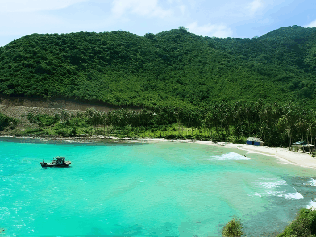 旅游旺季的卡梅恩海滩,深蓝色的海洋 Nam Du