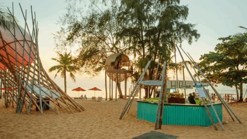 Cần đến trước 16h30 để chọn được cho ngồi đẹp ở bãi biển Sunset Sanato