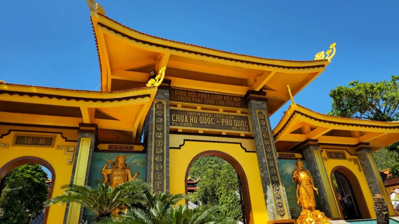 Cổng Tam Quan của chùa Hộ Quốc - Phú Quốc