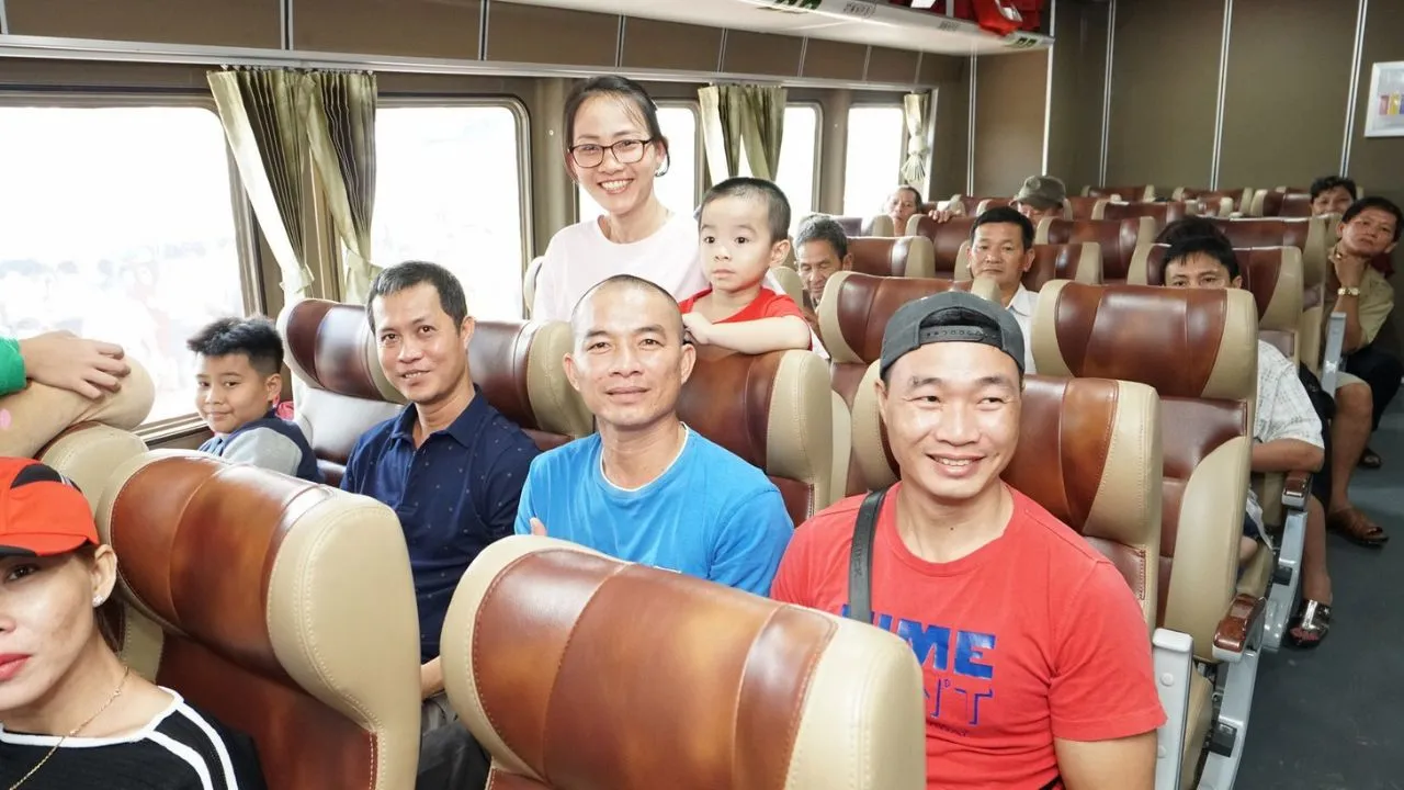 Khoang hành khách rộng rãi, ghế ngồi bọc da êm ái trên tàu Phú Quốc Express giúp chuyến đi luôn thoải mái.