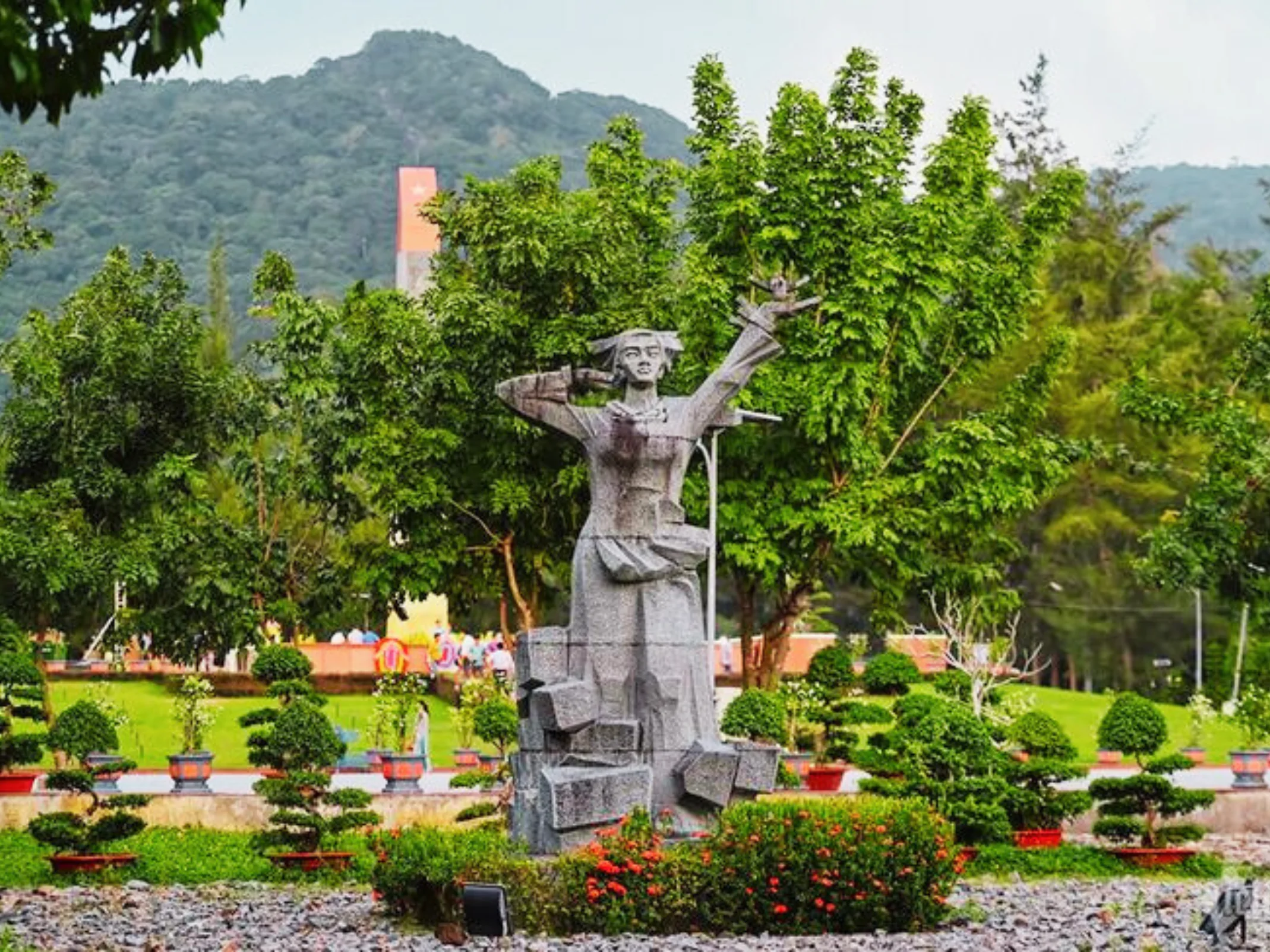 Đài tưởng niệm trung tâm Nghĩa trang Hàng Dương Tượng Đài Tưởng Niệm Trung Tâm được thiết kế uy nghi và trang nghiêm