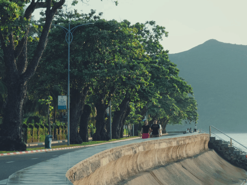 游客在沿海公路上漫步——昆山湾