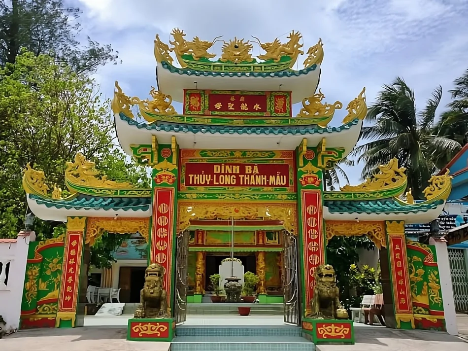 Dinh Ba Phu Quoc Cong Tam Quan