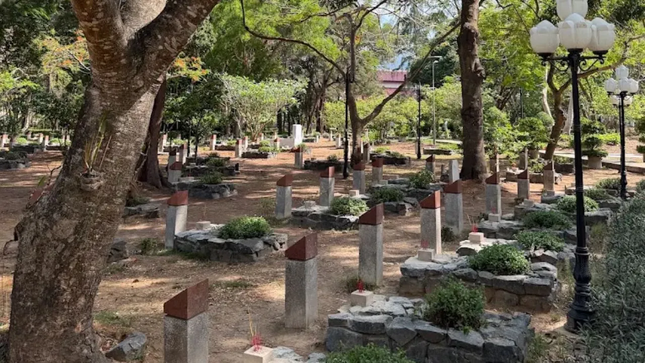 Không gian xanh mát và yên bình bên trong các khu mộ tại nghĩa trang Hàng Dương