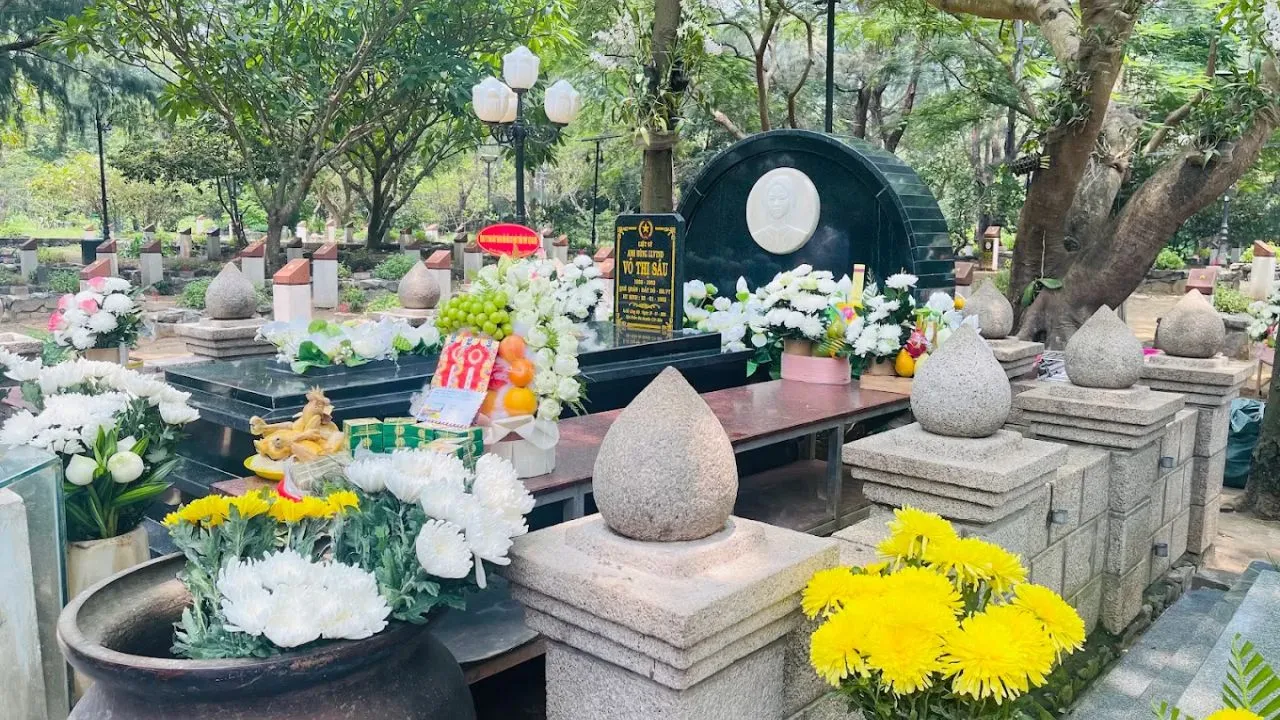 Rất đông du khách đến dâng hương tại nghĩa trang Hàng Dương và mộ Cô Sáu