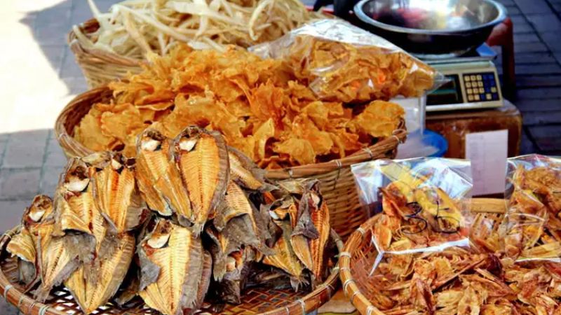Cá khô luôn là lựa chọn hàng đầu của du khách khi đến chợ