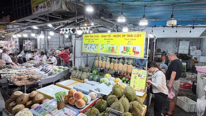 Khung cảnh chợ Dương Đông vào buổi tối