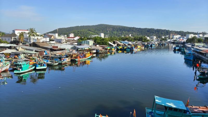 Chợ Dương Đông Phú Quốc tọa lạc sát bờ sông Dương Đông
