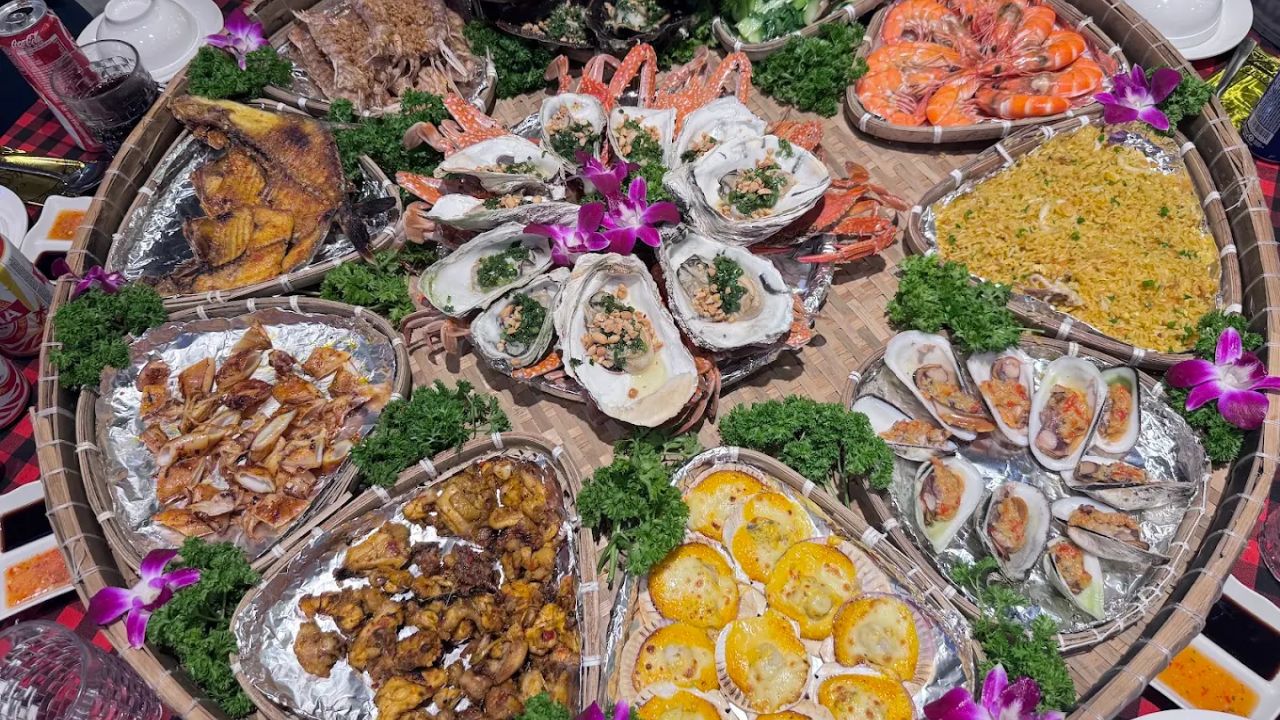 Du khách không thể bỏ lỡ các món hải sản tươi ngon đậm đà hương vị biển đảo khi tham gia Lễ hội