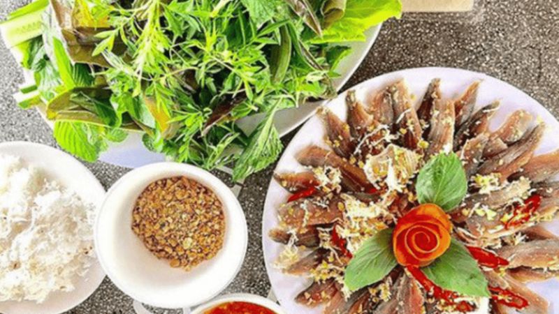Gỏi cá trích cuốn bánh tráng rau rừng Phú Quốc