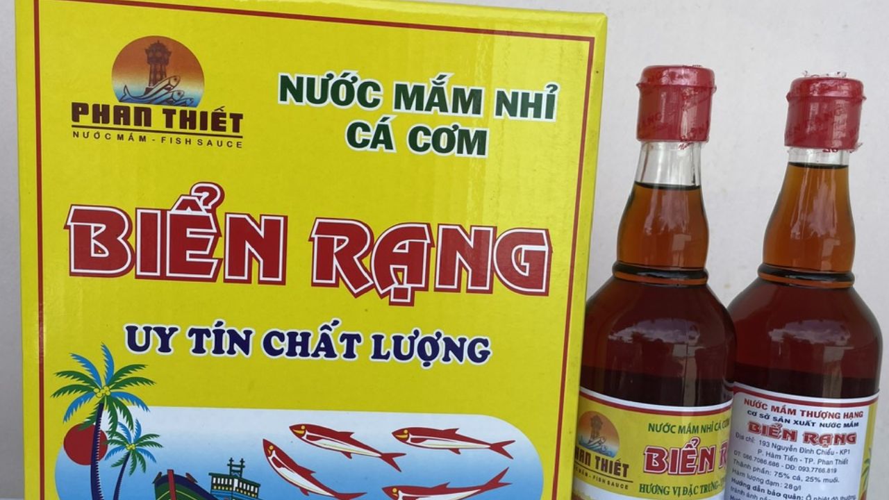 Nước mắm nhĩ đóng chai thủy tinh sang trọng, thích hợp làm quà tặng ý nghĩa