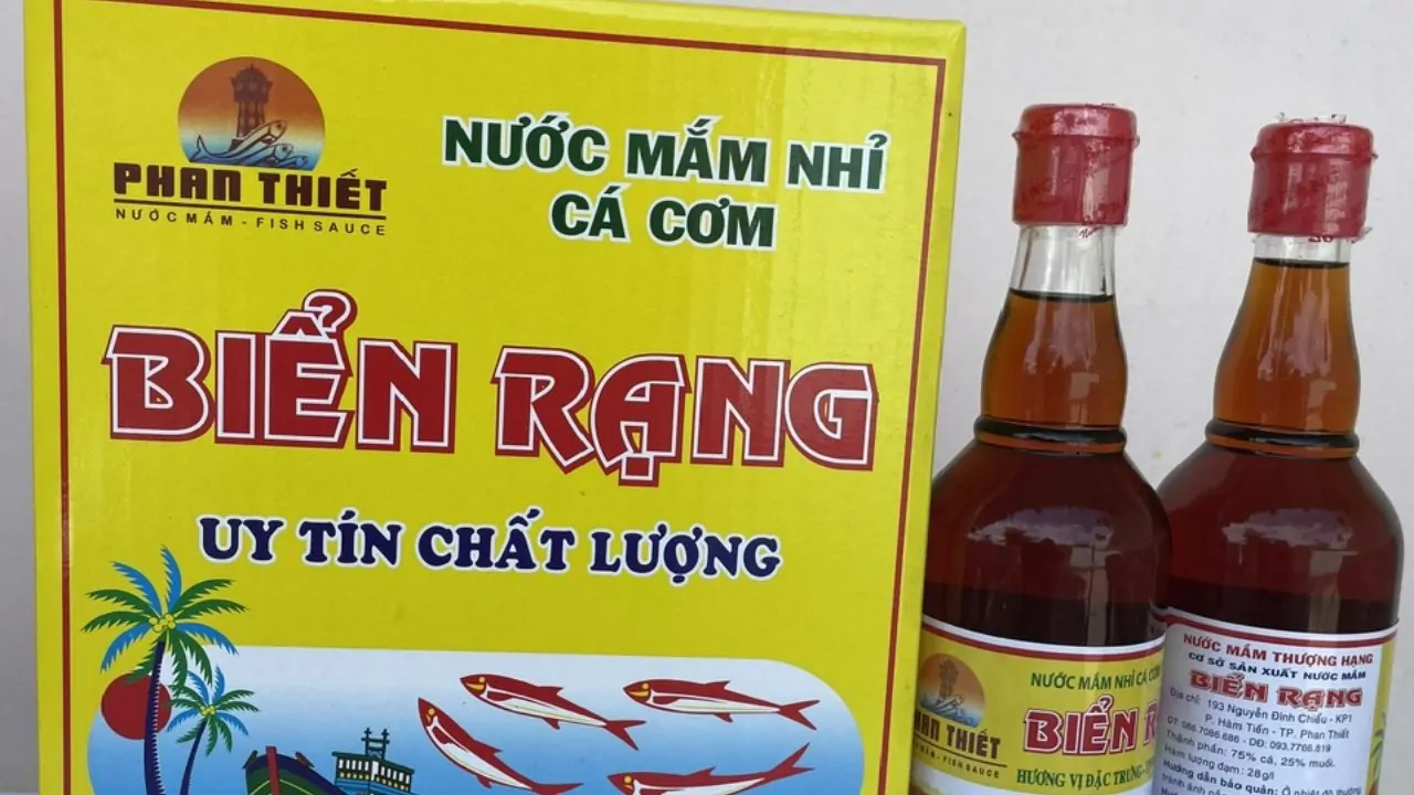 Nước mắm nhĩ đóng chai thủy tinh sang trọng, thích hợp làm quà tặng ý nghĩa