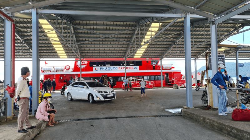 Tàu Phú Quốc Express cập bến Bãi Vòng