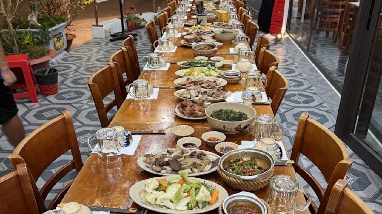 Thưởng thức ẩm thực địa phương ở quán ăn trên Côn Đảo