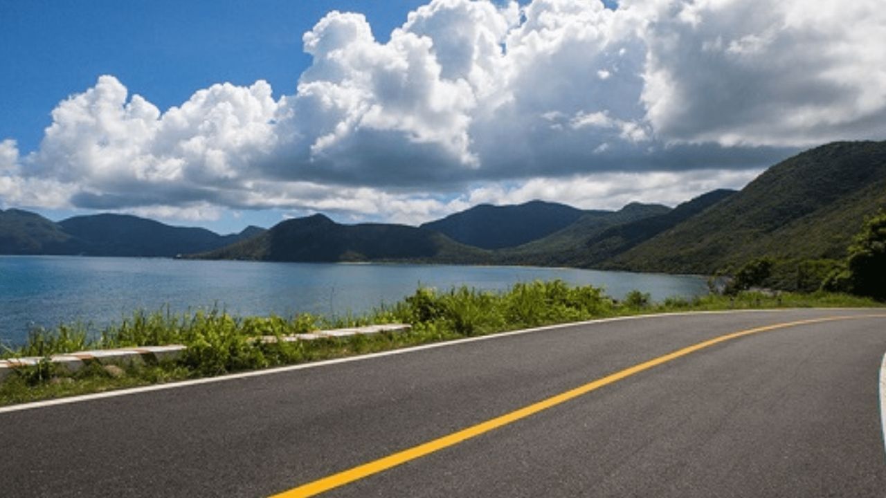 Đường Cỏ Ống nối sân bay với trung tâm thị trấn ở Côn Đảo