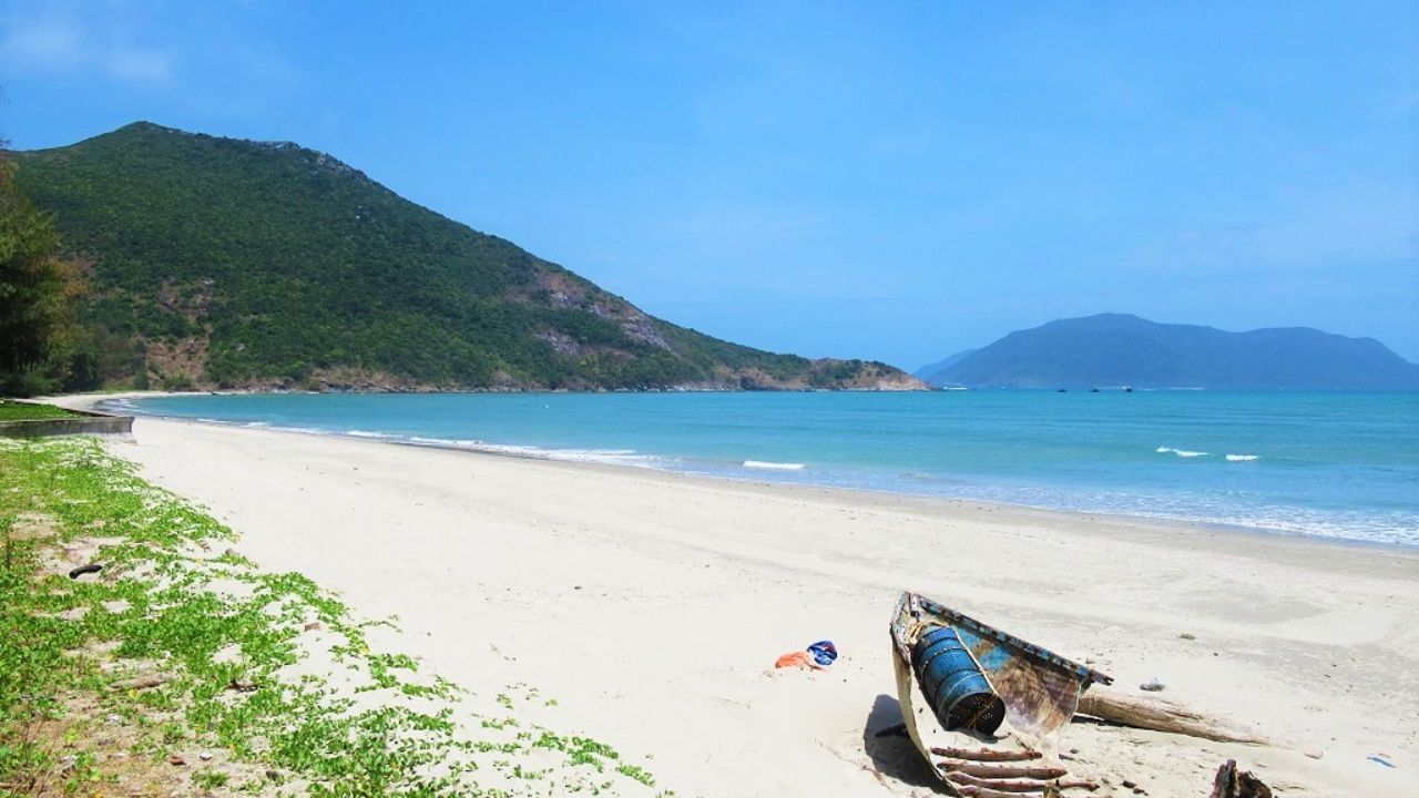 Tắm biển bơi lội và tắm nắng tại bãi Lò Vôi