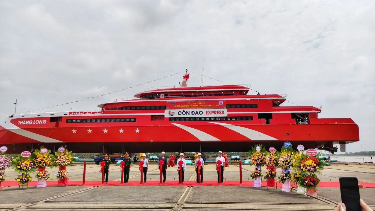 Tàu siêu tốc Thăng Long - Phú Quốc Express đưa đón khách đi Côn Đảo