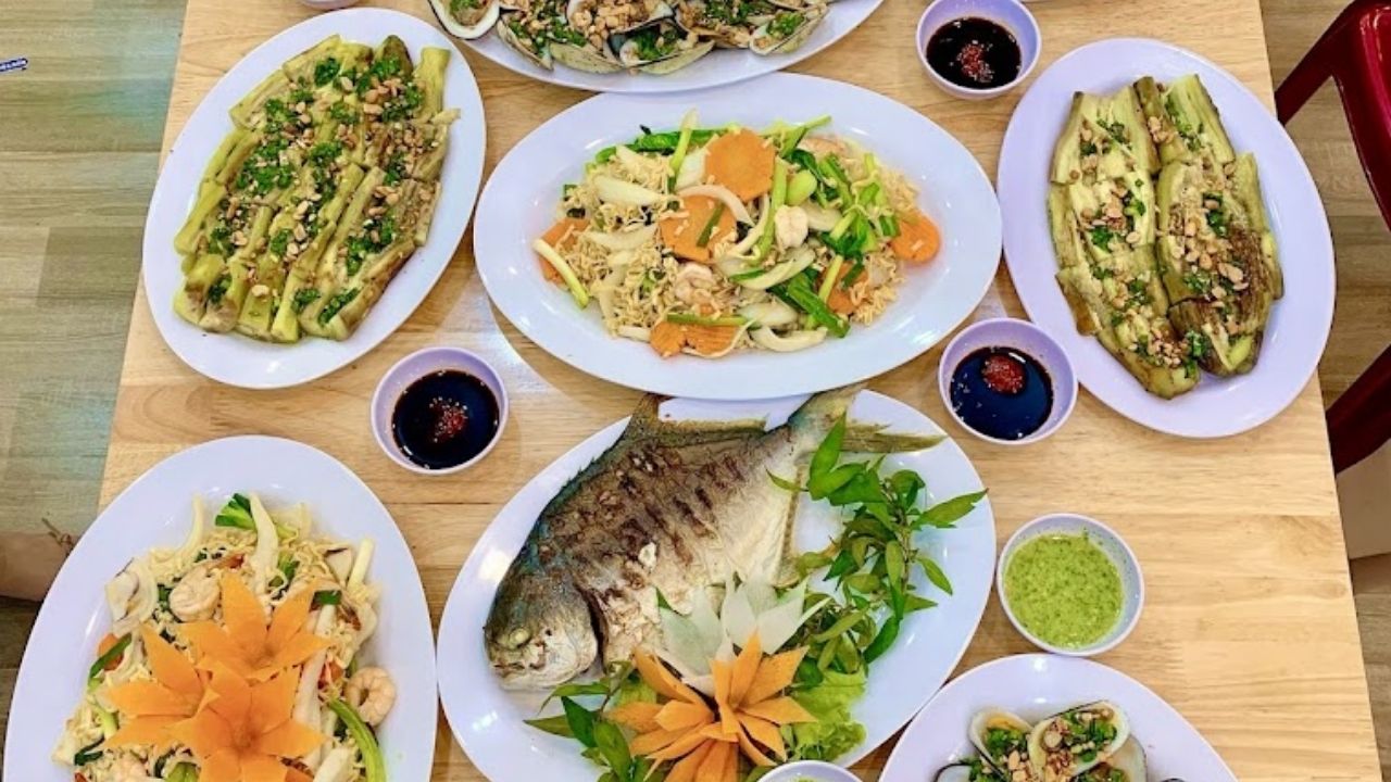 Thưởng thức ẩm thực biển tươi ngon là trải nghiệm không thể bỏ qua