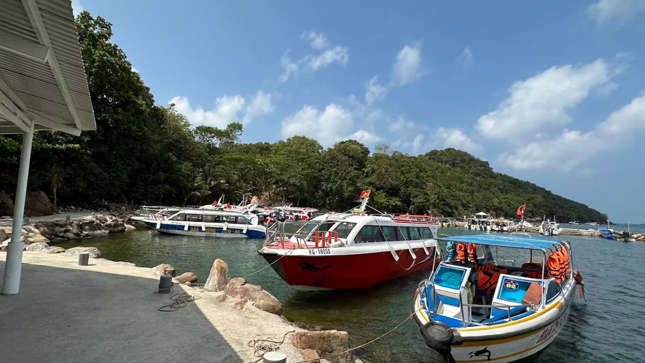 Đi ca nô để đến công viên san hô Ocean Pearcl ở Hòn Mây Rút