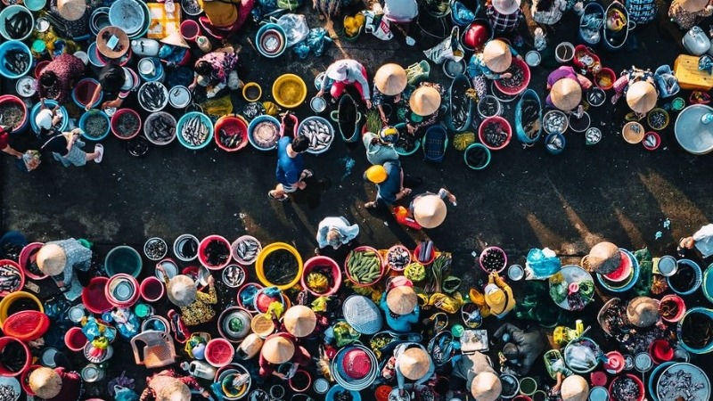 游客在Côn Đảo市场购物