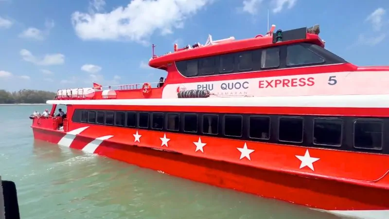 Close-up look at the twin-hull design of the Phú Quốc Express 5 ship