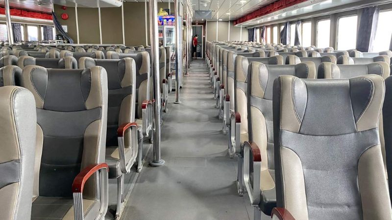 Không gian ghế ngồi bọc da rộng rãi trên tàu Phú Quốc Express 27