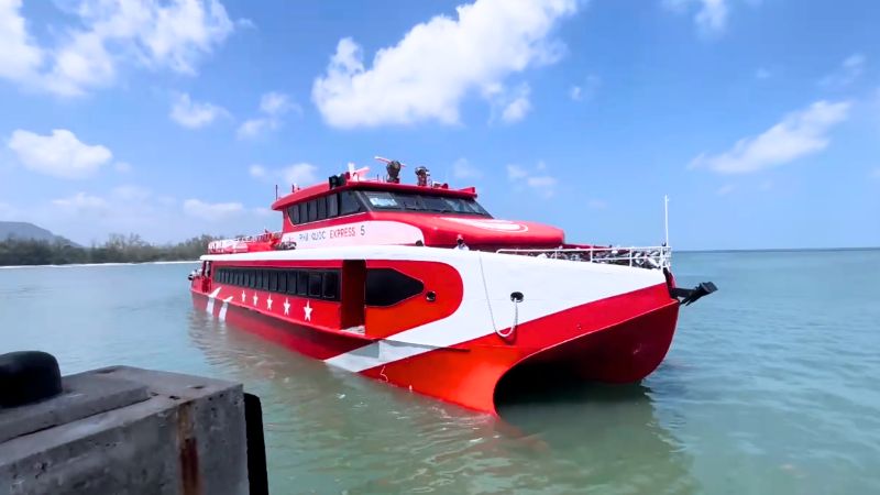 Tàu cao tốc Phú Quốc Express 5 đang lướt sóng trên biển