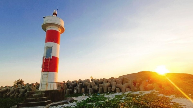 Mặt trời mọc rực rỡ tại ngọn hải đăng Lý Sơn