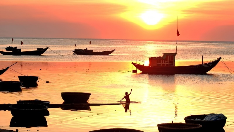 Mặt trời mọc rực rỡ tại bãi biển Hòn Mù Cu Lý Sơn