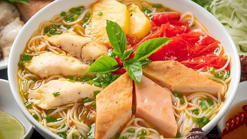 Tô bún chả cá Lý Sơn vàng ruộm