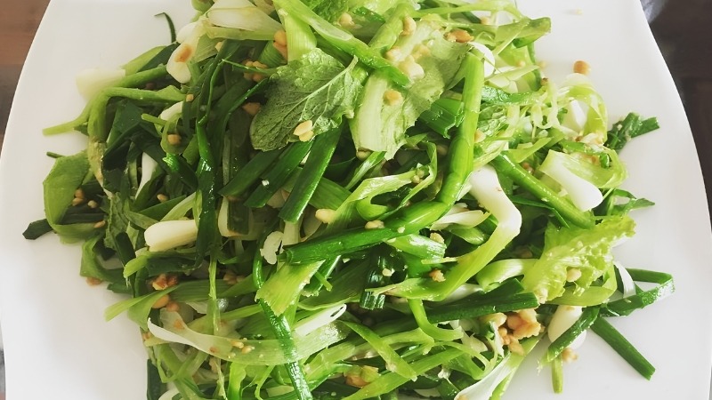 Đĩa gỏi tỏi Lý Sơn xanh mướt
