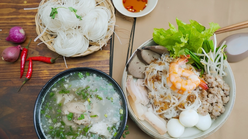 ស៊ុបមីក្តាមរបស់ហាងង៉ុក និងស៊ុបមីបែបភ្នំពេញរបស់ហាងហ័របៀន Côn Đảo