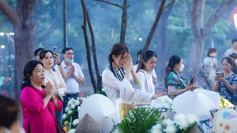 Dòng người đông đúc đi viếng Mộ Cô Sáu