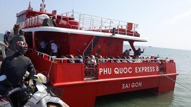 Hành khách gửi xe máy trên tàu Phú Quốc Express 8