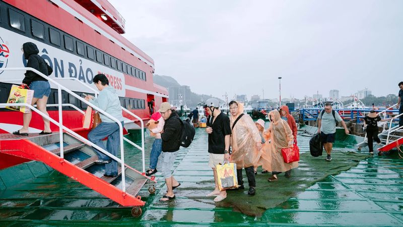 Hành khách lên tàu Thăng Long đi Côn Đảo