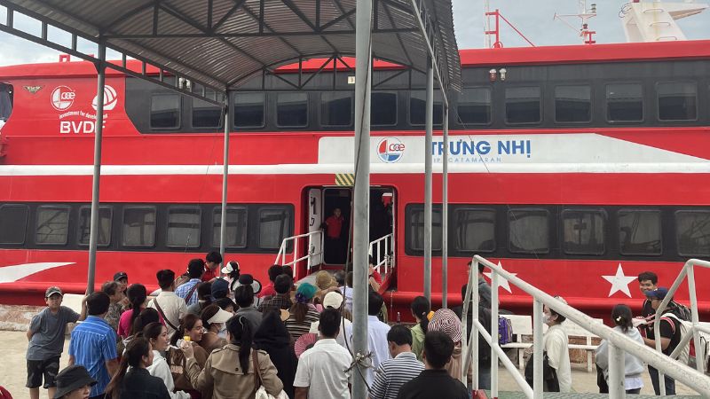 Hành khách lên tàu Trưng Nhị đi Côn Đảo