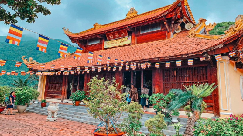 Khách viếng thăm Vân Sơn Tự (Chùa Núi Một) Côn Đảo
