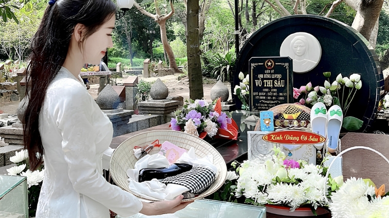Cận cảnh mâm lễ được bày trong nón lá ngửa, nổi bật với hoa trắng, trái Lekima và các lễ vật dâng Cô Sáu được sắp xếp trang trọng.