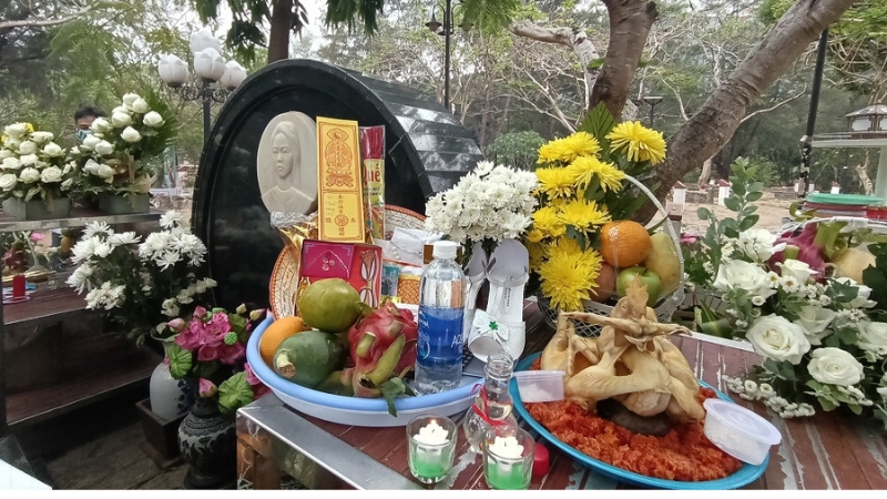 Mâm lễ viếng mộ Cô Sáu Côn Đảo