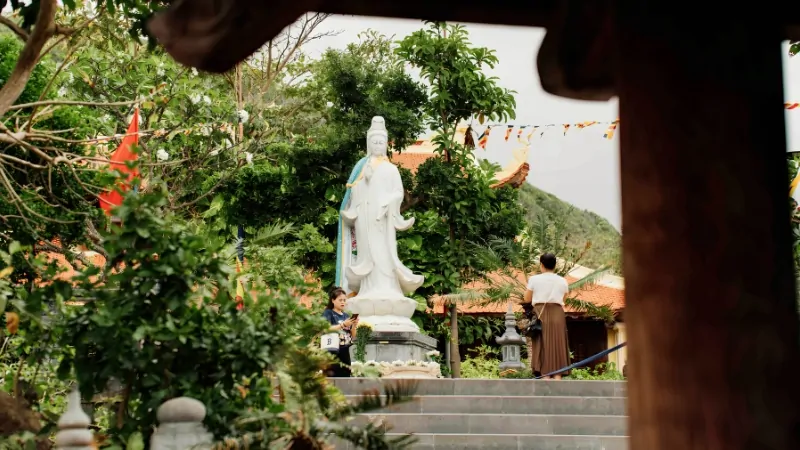 Tượng Phật Bà Quan Âm Bồ Tát hướng ra biển tại chùa Vân Sơn Tự Côn Đảo