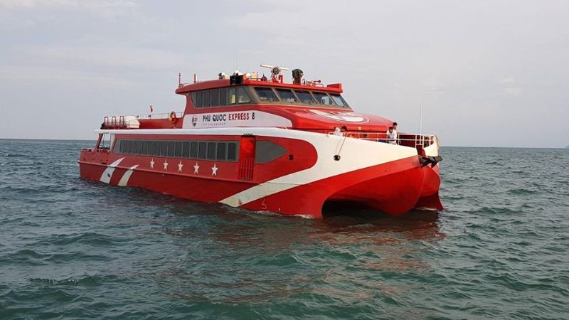 Tàu Phú Quốc Express 8 đang đi trên biển
