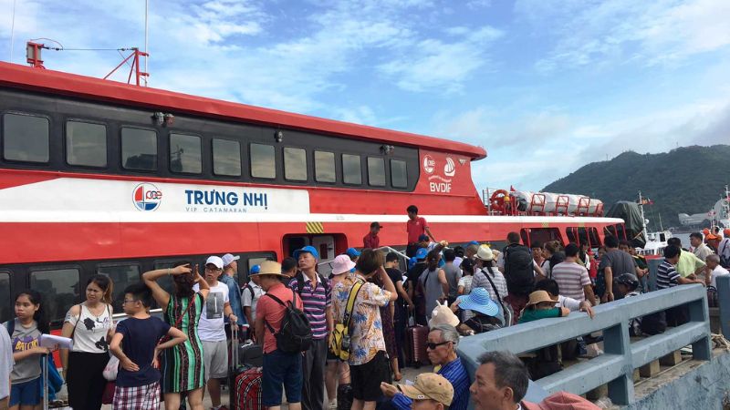 Tàu Trưng Nhị đón khách