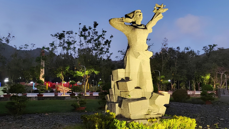 Du khách mặc trang phục lịch sự hoặc áo bà ba, chắp tay cầu nguyện trong không gian trang nghiêm tại Nghĩa trang Hàng Dương.